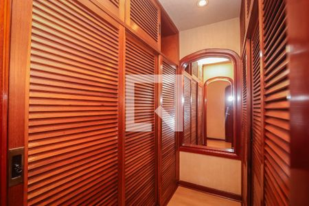 Casa de condomínio à venda com 984m², 4 quartos e 8 vagas Casa de condomínio à venda com 984m², 4 quartos e 8 vagasCloset 2 Closet da Suíte 1