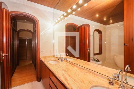 Casa de condomínio à venda com 984m², 4 quartos e 8 vagas Casa de condomínio à venda com 984m², 4 quartos e 8 vagasCloset da Suíte 1