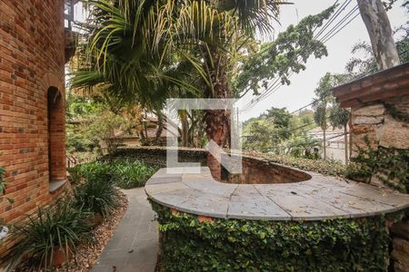 Casa de condomínio à venda com 984m², 4 quartos e 8 vagas Casa de condomínio à venda com 984m², 4 quartos e 8 vagasQuintal 2