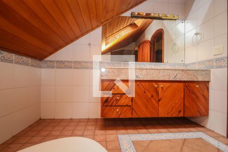 Casa de condomínio à venda com 984m², 4 quartos e 8 vagas Casa de condomínio à venda com 984m², 4 quartos e 8 vagasBanheiro do Sótão da casa da Piscina 2