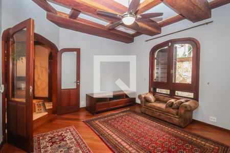 Casa de condomínio à venda com 984m², 4 quartos e 8 vagas Casa de condomínio à venda com 984m², 4 quartos e 8 vagasSala de TV