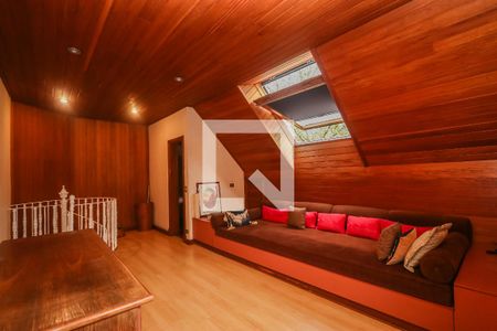 Casa de condomínio à venda com 984m², 4 quartos e 8 vagas Casa de condomínio à venda com 984m², 4 quartos e 8 vagasSótão