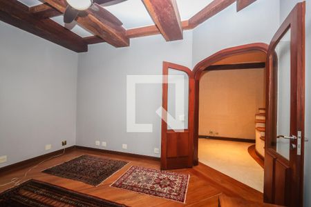 Casa de condomínio à venda com 984m², 4 quartos e 8 vagas Casa de condomínio à venda com 984m², 4 quartos e 8 vagasSala de TV