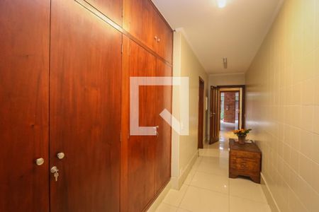 Casa de condomínio à venda com 984m², 4 quartos e 8 vagas Casa de condomínio à venda com 984m², 4 quartos e 8 vagasCorredor de Serviço