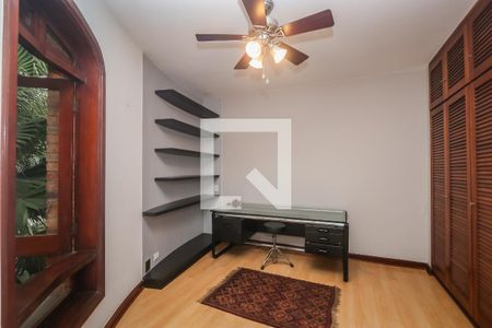 Casa de condomínio à venda com 984m², 4 quartos e 8 vagas Casa de condomínio à venda com 984m², 4 quartos e 8 vagasQuarto 2