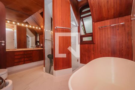 Casa de condomínio à venda com 984m², 4 quartos e 8 vagas Casa de condomínio à venda com 984m², 4 quartos e 8 vagasCloset da Suíte 1