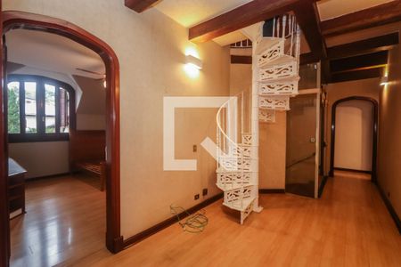 Casa de condomínio à venda com 984m², 4 quartos e 8 vagas Casa de condomínio à venda com 984m², 4 quartos e 8 vagasCorredor