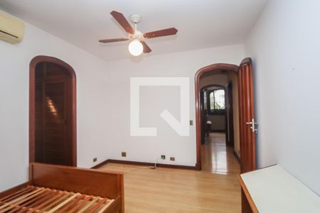 Casa de condomínio à venda com 984m², 4 quartos e 8 vagas Casa de condomínio à venda com 984m², 4 quartos e 8 vagasSuíte 3