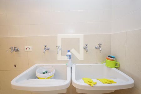 Casa de condomínio à venda com 984m², 4 quartos e 8 vagas Casa de condomínio à venda com 984m², 4 quartos e 8 vagasLavanderia