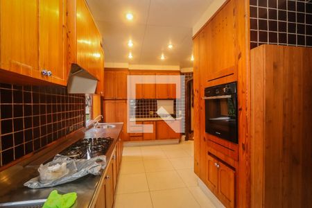 Casa de condomínio à venda com 984m², 4 quartos e 8 vagas Casa de condomínio à venda com 984m², 4 quartos e 8 vagasCozinha