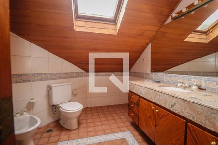 Casa de condomínio à venda com 984m², 4 quartos e 8 vagas Casa de condomínio à venda com 984m², 4 quartos e 8 vagasBanheiro do Sótão da casa da Piscina 2