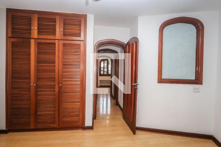 Casa de condomínio à venda com 984m², 4 quartos e 8 vagas Casa de condomínio à venda com 984m², 4 quartos e 8 vagasQuarto 2