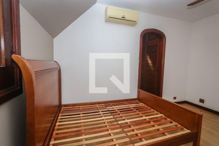 Casa de condomínio à venda com 984m², 4 quartos e 8 vagas Casa de condomínio à venda com 984m², 4 quartos e 8 vagasSuíte 3