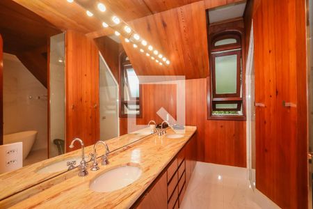 Casa de condomínio à venda com 984m², 4 quartos e 8 vagas Casa de condomínio à venda com 984m², 4 quartos e 8 vagasBanheiro da Suíte 1