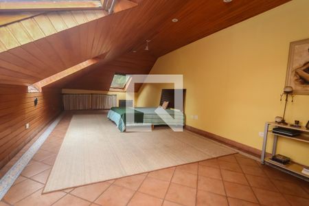 Casa de condomínio à venda com 984m², 4 quartos e 8 vagas Casa de condomínio à venda com 984m², 4 quartos e 8 vagasSótão da casa da Piscina 2