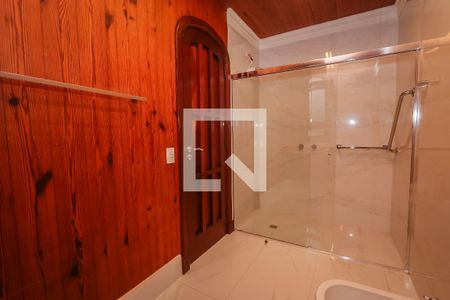 Casa de condomínio à venda com 984m², 4 quartos e 8 vagas Casa de condomínio à venda com 984m², 4 quartos e 8 vagasBanheiro da Suíte 2