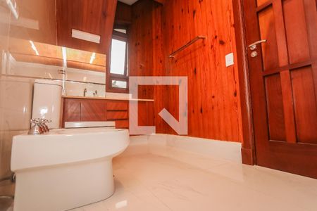 Casa de condomínio à venda com 984m², 4 quartos e 8 vagas Casa de condomínio à venda com 984m², 4 quartos e 8 vagasBanheiro da Suíte 2