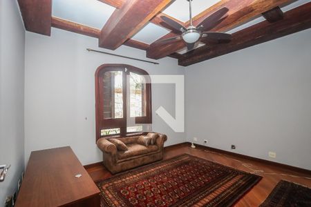 Casa de condomínio à venda com 984m², 4 quartos e 8 vagas Casa de condomínio à venda com 984m², 4 quartos e 8 vagasSala de TV