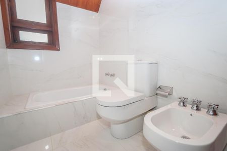 Casa de condomínio à venda com 984m², 4 quartos e 8 vagas Casa de condomínio à venda com 984m², 4 quartos e 8 vagasBanheiro da Suíte 3