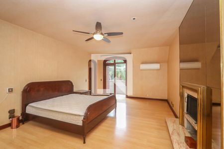 Casa de condomínio à venda com 984m², 4 quartos e 8 vagas Casa de condomínio à venda com 984m², 4 quartos e 8 vagasSuíte 1