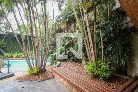 Casa de condomínio à venda com 984m², 4 quartos e 8 vagas Casa de condomínio à venda com 984m², 4 quartos e 8 vagasÁrea comum - Piscina