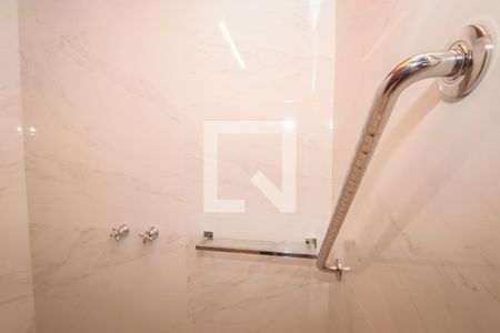 Casa de condomínio à venda com 984m², 4 quartos e 8 vagas Casa de condomínio à venda com 984m², 4 quartos e 8 vagasBanheiro da Suíte 2