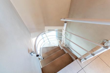 Apartamento à venda com 107m², 3 quartos e 1 vaga Apartamento à venda com 107m², 3 quartos e 1 vagaEscada