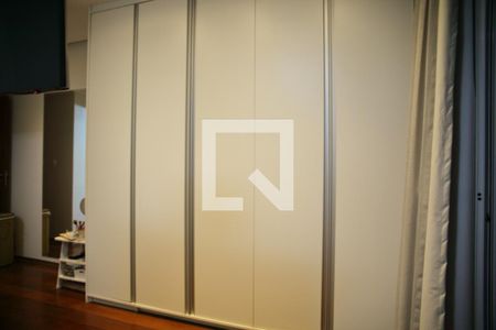 Apartamento à venda com 100m², 2 quartos e 2 vagasSuíte- Armários