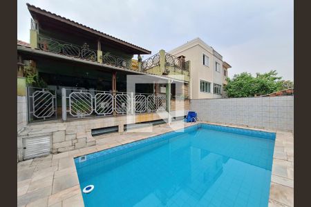 Casa à venda com 300m², 4 quartos e 5 vagas Casa à venda com 300m², 4 quartos e 5 vagasPiscina