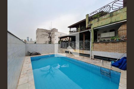 Casa à venda com 300m², 4 quartos e 5 vagas Casa à venda com 300m², 4 quartos e 5 vagasPiscina