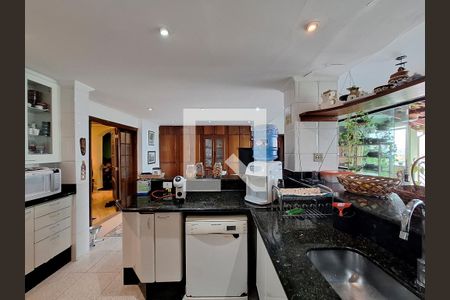 Casa à venda com 300m², 4 quartos e 5 vagas Casa à venda com 300m², 4 quartos e 5 vagasCozinha