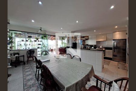 Casa à venda com 300m², 4 quartos e 5 vagas Casa à venda com 300m², 4 quartos e 5 vagasCozinha