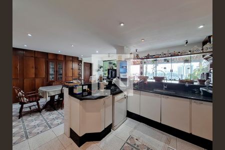 Casa à venda com 300m², 4 quartos e 5 vagas Casa à venda com 300m², 4 quartos e 5 vagasCozinha