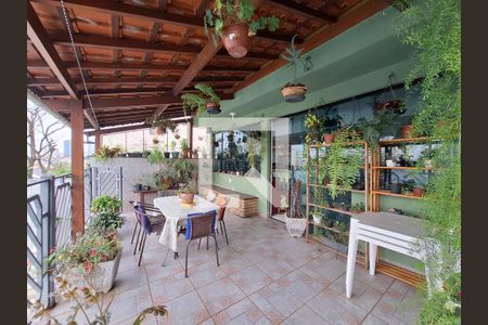 Casa à venda com 300m², 4 quartos e 5 vagas Casa à venda com 300m², 4 quartos e 5 vagasQuintal