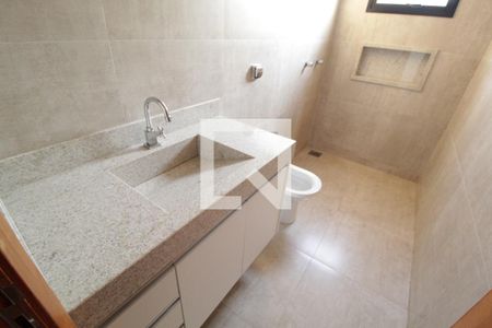 Banheiro da Suíte 1 de casa de condomínio para alugar com 4 quartos, 232m² em Granja Marileusa, Uberlândia