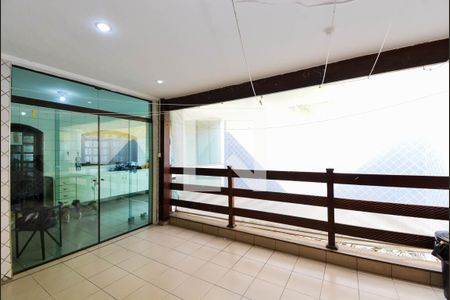 Casa à venda com 338m², 4 quartos e 4 vagas Casa à venda com 338m², 4 quartos e 4 vagasÁrea de Serviço