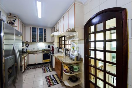Casa à venda com 338m², 4 quartos e 4 vagas Casa à venda com 338m², 4 quartos e 4 vagasCozinha