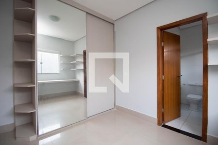 Casa de condomínio à venda com 300m², 3 quartos e 2 vagas Casa de condomínio à venda com 300m², 3 quartos e 2 vagasSuíte 2