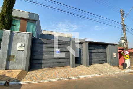 Casa de condomínio à venda com 300m², 3 quartos e 2 vagas Casa de condomínio à venda com 300m², 3 quartos e 2 vagasFachada
