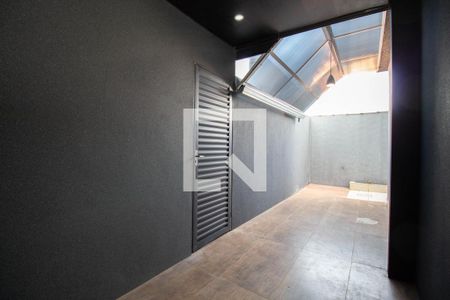 Casa de condomínio à venda com 300m², 3 quartos e 2 vagas Casa de condomínio à venda com 300m², 3 quartos e 2 vagasFundos