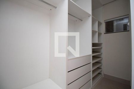 Casa de condomínio à venda com 300m², 3 quartos e 2 vagas Casa de condomínio à venda com 300m², 3 quartos e 2 vagasCloset da Suíte 3