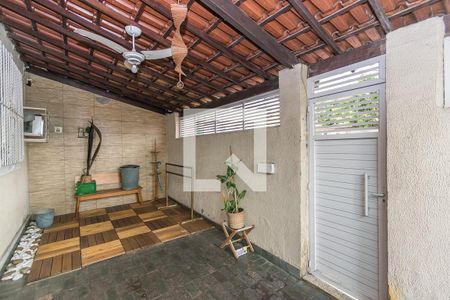 Casa à venda com 155m², 3 quartos e 2 vagas Casa à venda com 155m², 3 quartos e 2 vagasVaranda