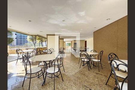 Apartamento à venda com 250m², 4 quartos e 3 vagas Apartamento à venda com 250m², 4 quartos e 3 vagasSalão de Festas