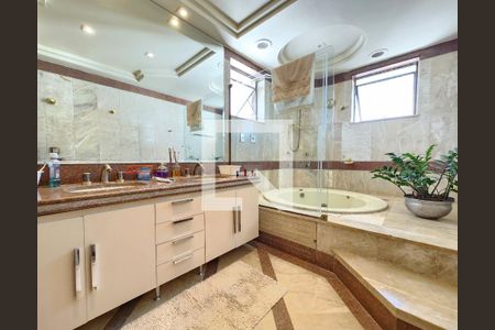 Apartamento à venda com 250m², 4 quartos e 3 vagas Apartamento à venda com 250m², 4 quartos e 3 vagasBanheiro da Suíte Master