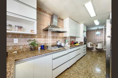 Apartamento à venda com 250m², 4 quartos e 3 vagas Apartamento à venda com 250m², 4 quartos e 3 vagasCozinha