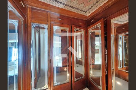 Apartamento à venda com 250m², 4 quartos e 3 vagas Apartamento à venda com 250m², 4 quartos e 3 vagasCloset da Suíte Master