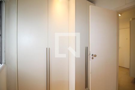 Apartamento à venda com 220m², 3 quartos e 2 vagas Apartamento à venda com 220m², 3 quartos e 2 vagasQuarto de Serviço