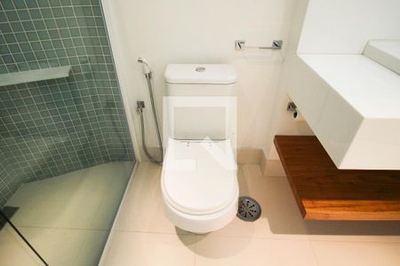 Apartamento à venda com 220m², 3 quartos e 2 vagas Apartamento à venda com 220m², 3 quartos e 2 vagasBanheiro de Suíte 1