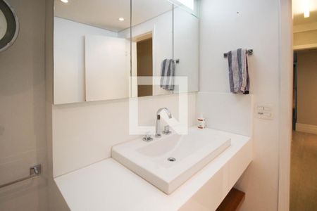 Apartamento à venda com 220m², 3 quartos e 2 vagas Apartamento à venda com 220m², 3 quartos e 2 vagasBanheiro de Suíte 1