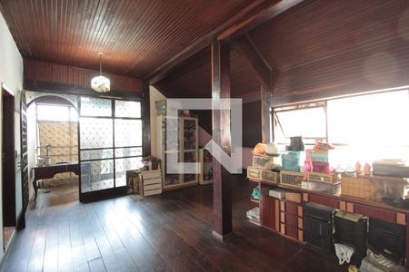 Casa à venda com 370m², 5 quartos e 4 vagasSala de TV